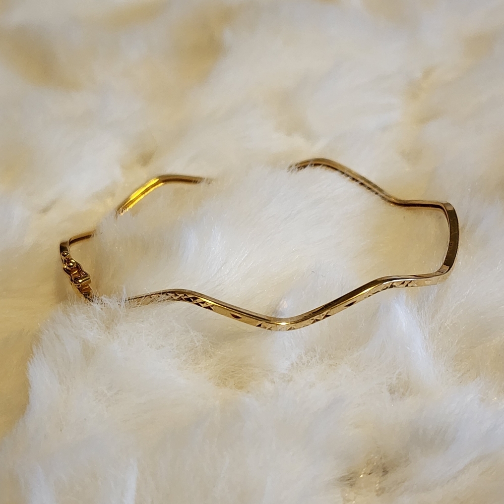 18K Gold Wave Bangle